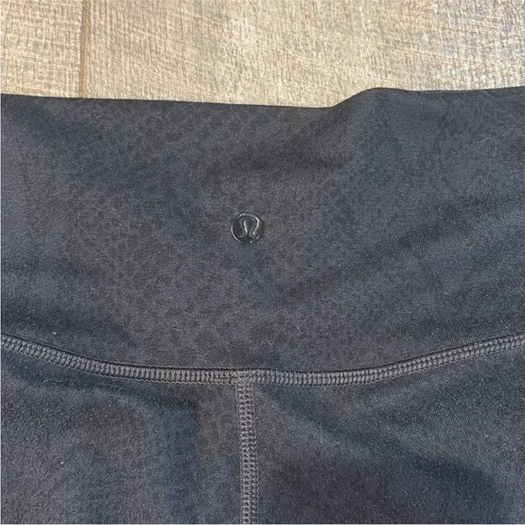 Lululemon High Times Tech Mesh Leggings Size 4 Black Snake Print With Mesh Panel - Picture 6 of 6